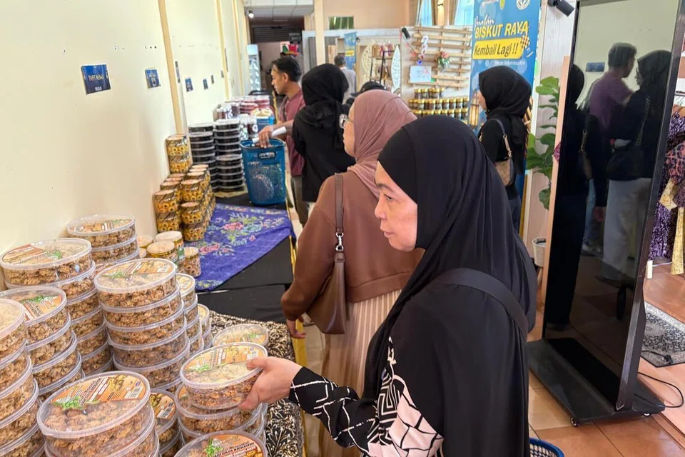 Orang ramai memilih biskut Raya yang dijual di Penjara Kajang, Selangor.