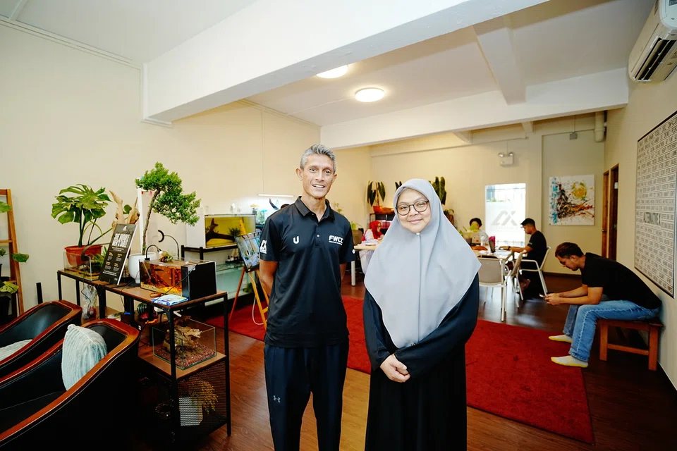 Pengarah Pengasas Alternative.Minds, Cik Maimunah Mosli (kanan) bersama pengasas Fabian Williams Coaching Concepts (FWCC) dan Movement Mechanics, Encik Fabian Williams di pusat Alternative X yang terletak di 7 Jalan Saudara Ku pada 9 Oktober.