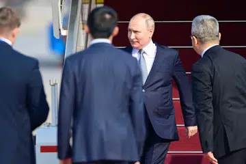LAWATAN PERTAMA: Presiden Russia, Encik Vladimir Putin, tiba di Beijing pada Selasa untuk menghadiri forum Inisiatif Belt and Road (BRI)  dalam lawatan pertamanya ke sebuah kuasa besar global sejak pencerobohan di Ukraine menyebabkan rejimnya terpencil dari komuniti antarabangsa.
