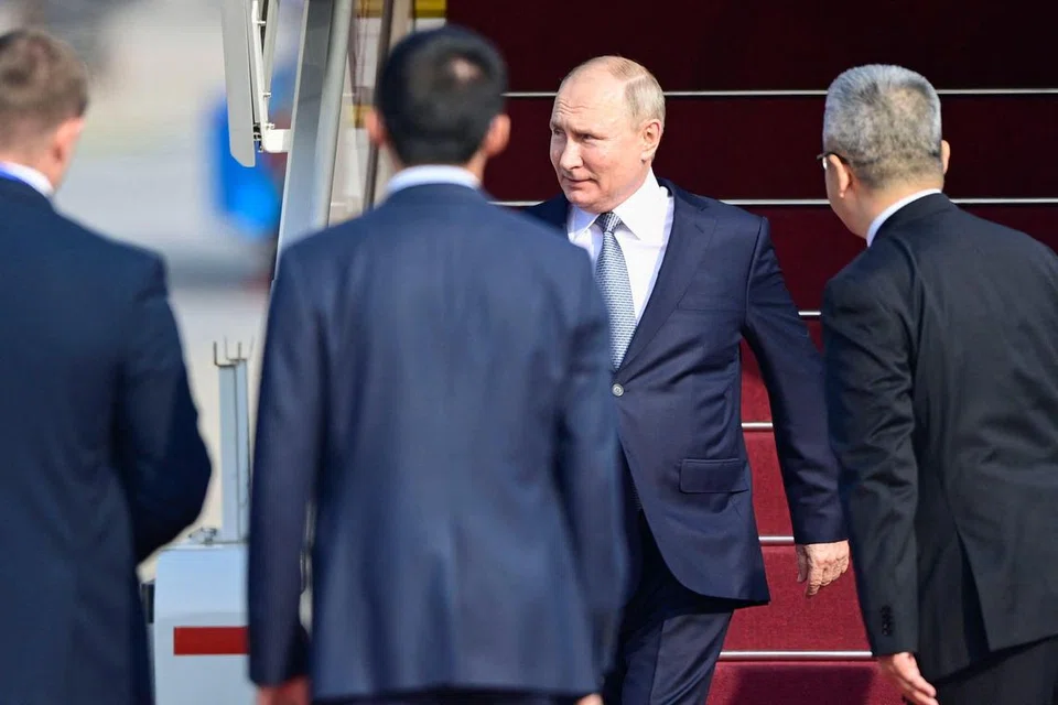 LAWATAN PERTAMA: Presiden Russia, Encik Vladimir Putin, tiba di Beijing pada Selasa untuk menghadiri forum Inisiatif Belt and Road (BRI)  dalam lawatan pertamanya ke sebuah kuasa besar global sejak pencerobohan di Ukraine menyebabkan rejimnya terpencil dari komuniti antarabangsa.