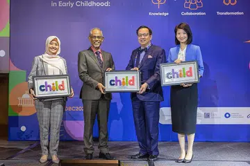 MEMBANGUNKAN KANAK-KANAK DARI USIA AWAL: (Dari kiri) Cik Rahayu, Encik Masagos, Dekan Sekolah Perubatan Yong Loo Lin, Profesor Chong Yap Seng, dan Cik Sun di Persidangan Dwitahunan CHILD pertama semalam. - Foto CHILD