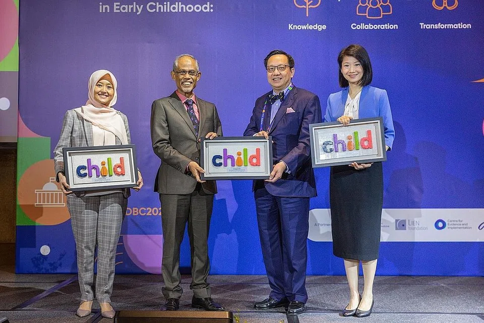 MEMBANGUNKAN KANAK-KANAK DARI USIA AWAL: (Dari kiri) Cik Rahayu, Encik Masagos, Dekan Sekolah Perubatan Yong Loo Lin, Profesor Chong Yap Seng, dan Cik Sun di Persidangan Dwitahunan CHILD pertama semalam. - Foto CHILD