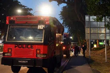 MELARIKAN DIRI SECARA BERJALAN KAKI: Dua kenderaan rusuhan telah digunakan untuk mencari lelaki berusia 28 tahun yang disyaki terlibat dalam kes berkaitan dadah dan penderaan kanak-kanak. -Foto: LIANHE ZAOBAO