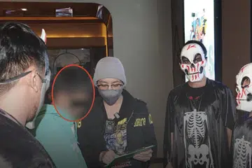 KENA TANGKAP: Seorang pencuri di Thailand yang menghadiri satu acara sambutan ‘Halloween’ di sebuah pawagam ditangkap polis berpakaian baju tengkorak.