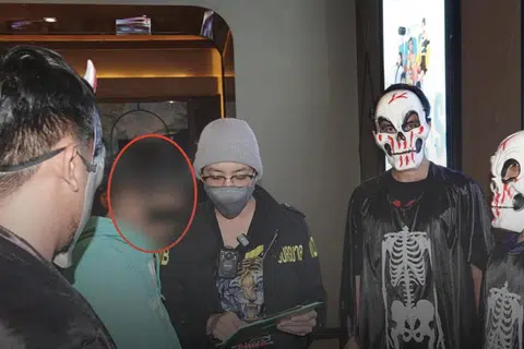 KENA TANGKAP: Seorang pencuri di Thailand yang menghadiri satu acara sambutan ‘Halloween’ di sebuah pawagam ditangkap polis berpakaian baju tengkorak.