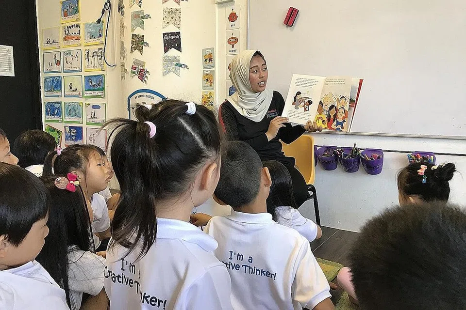 MESEJ DI SEBALIK CERITA: Guru di Creative Thinkers Preschool, Cik Nurul Asyikin Shariff (atas), sering menyelitkan nilai-nilai positif pergerakan Paralimpik semasa sesi bercerita dengan kanak-kanak di bawah didikannya. - Foto SDSC