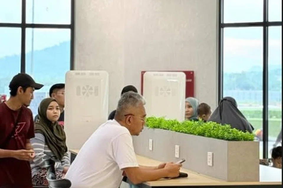 Perniagaan berjalan seperti biasa di cawangan Puncak Alam pada 27 Mac, hari kenyataan disiarkan semula.