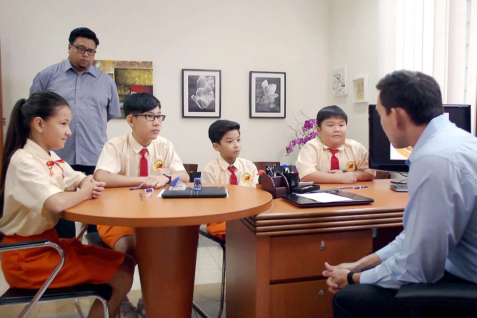 MUSIM KEDUA: Telemovie Spelling Armadillo 2 yang dibintangi Suhaimi Yusof (berdiri) kembali ke saluran Channel 5 dan akan ditayangkan pada 19 Mac ini. Ia turut dibintangi pelakon cilik, (dari kiri) Annika Kelly, Ilias Goh, Matthew Loo dan Arthur Eu, serta pelakon Paul Foster (kanan). - Foto fail