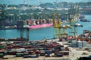 EKSPORT LEBIH LEMAH: Eksport utama Singapura turun semula pada Disember 2023 ekoran kiriman barangan elektronik yang terus berkurang.