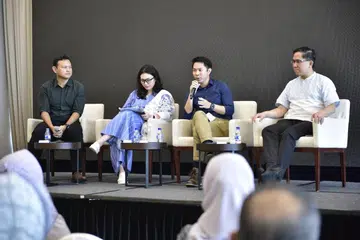 SESI BERKONGSI: (dari kiri) Menteri Negara Kanan (Pertahanan merangkap Tenaga Manusia) yang juga Timbalan Pengerusi Mendaki, Encik Zaqy Mohamad; Presiden Persatuan Pemudi Islam Singapura (PPIS),Cik Hazlina Abdul Halim, Mejar Muhammad Iskandar Dzulfadhli dan Mayor CDC North West Encik Alex Yam di sesi dialog panel mengenai “Perjalanan Kami Menuju Kejayaan”.