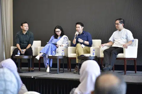 SESI BERKONGSI: (dari kiri) Menteri Negara Kanan (Pertahanan merangkap Tenaga Manusia) yang juga Timbalan Pengerusi Mendaki, Encik Zaqy Mohamad; Presiden Persatuan Pemudi Islam Singapura (PPIS),Cik Hazlina Abdul Halim, Mejar Muhammad Iskandar Dzulfadhli dan Mayor CDC North West Encik Alex Yam di sesi dialog panel mengenai “Perjalanan Kami Menuju Kejayaan”.