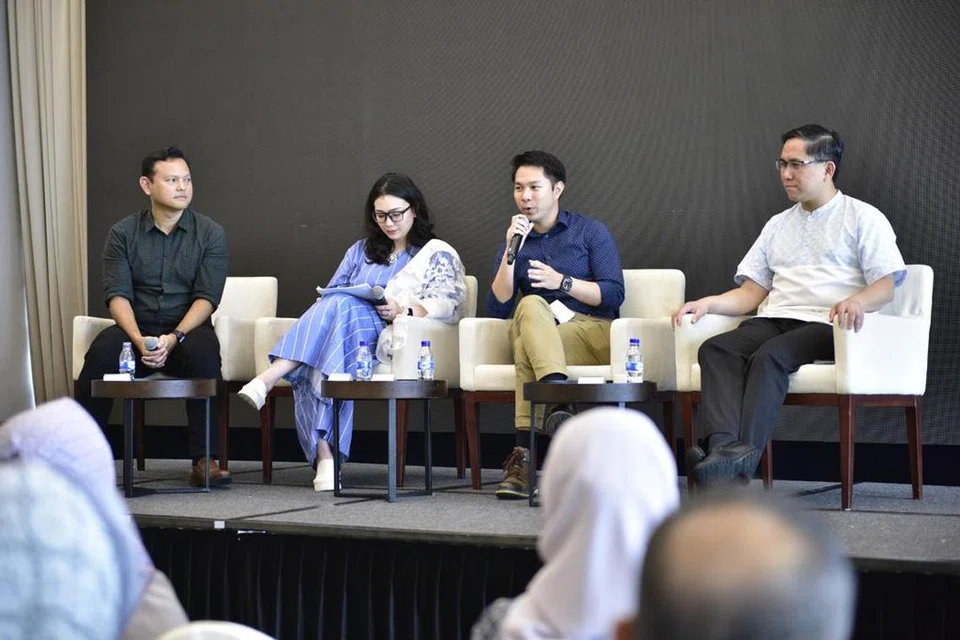 SESI BERKONGSI: (dari kiri) Menteri Negara Kanan (Pertahanan merangkap Tenaga Manusia) yang juga Timbalan Pengerusi Mendaki, Encik Zaqy Mohamad; Presiden Persatuan Pemudi Islam Singapura (PPIS),Cik Hazlina Abdul Halim, Mejar Muhammad Iskandar Dzulfadhli dan Mayor CDC North West Encik Alex Yam di sesi dialog panel mengenai “Perjalanan Kami Menuju Kejayaan”.