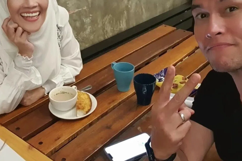 SATU HATI, SATU SUARA: Datuk Aishah (kiri) berbincang dengan Vince Chong, rakan duetnya bagi lagu ‘Terlanjur Cinta’. Walaupun Vince bukan pilihan pertama, beliau berjanji akan memberi jiwa raganya dalam persembahan duet itu. 