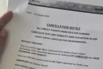 Dalam notis pembatalan yang diterima Encik Abdul Rohim Sarip setibanya di Lapangan Terbang Seletar pada 10 Oktober, syarikat penerbangan Firefly menyatakan bahawa semua penerbangan dari Seletar ke Subang yang dijadualkan berlepas pada 10 Oktober dibatalkan akibat “keadaan jerebu yang semakin buruk” dan “jarak penglihatan yang rendah”.