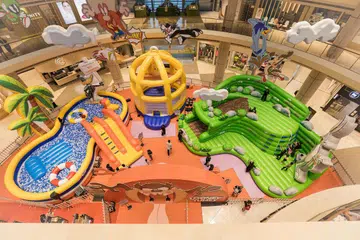 SEDIA LOMPAT:  Kanak-kanak yang berusia sekurang-kurangnya empat tahun dengan ketinggian 85 sentimeter boleh bermain di zon permainan bertemakan Looney Tunes di ruang atrium Tower 1 dan 2 Suntec City. 