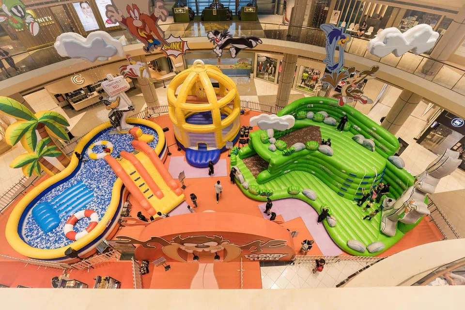 SEDIA LOMPAT:  Kanak-kanak yang berusia sekurang-kurangnya empat tahun dengan ketinggian 85 sentimeter boleh bermain di zon permainan bertemakan Looney Tunes di ruang atrium Tower 1 dan 2 Suntec City. 