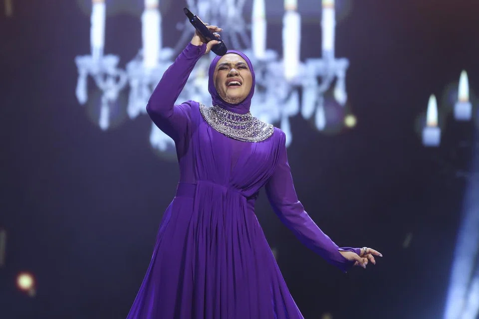 ‘AYAM’ BAKAL DISAJI: Liza Hanim tergelak besar apabila diberikan tugasan menyanyikan lagu lucu penuh karakter yang dipopularkan Jalil Hamid, ‘Ayam’.
