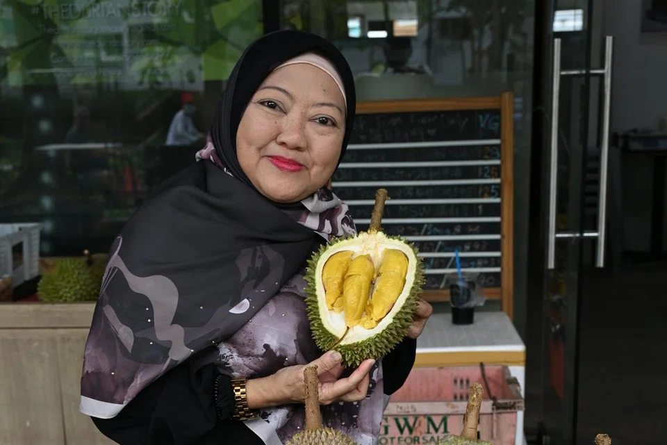 Cik Siti Noranini Mohd Yajib seronok jual durian kerana mengaku suka makan durian!