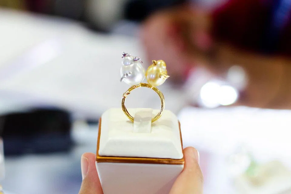 EKSPO BARANG KEMAS: Antara barang kemas yang dipamerkan di Ekspo Barang Kemas Antarabangsa Singapura (SIJE) 2018 yang berlangsung di Marina Bay Sands hingga esok.