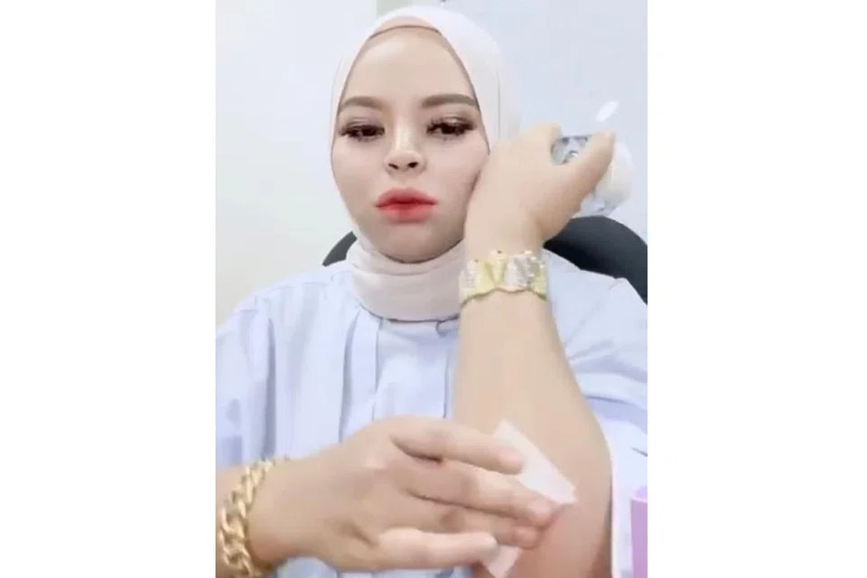 SPA DI RUMAH: Untuk menawarkan pengalaman spa di keselesaan kediamaan pelanggan, pemilik Ratasya Cosmetics, Cik Siti Sarah Raissuddin mengeluarkan salap pembersih wajah pada Jun lalu. - FOTO RATASYA COSMETICS