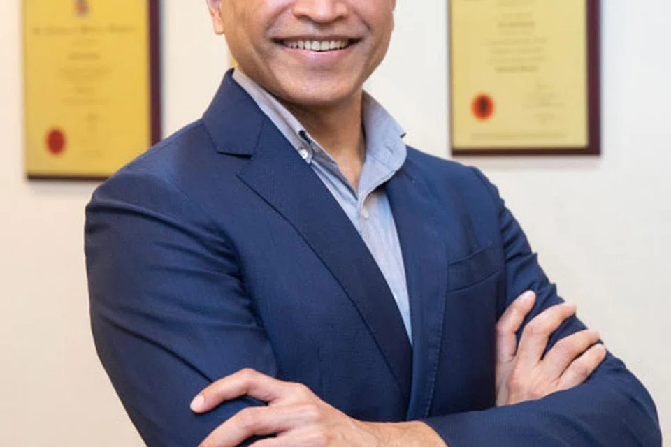 Dr Asok Kurup, Pakar Perubatan Penyakit Berjangkit di klinik, Infectious Diseases Care Pte Ltd.