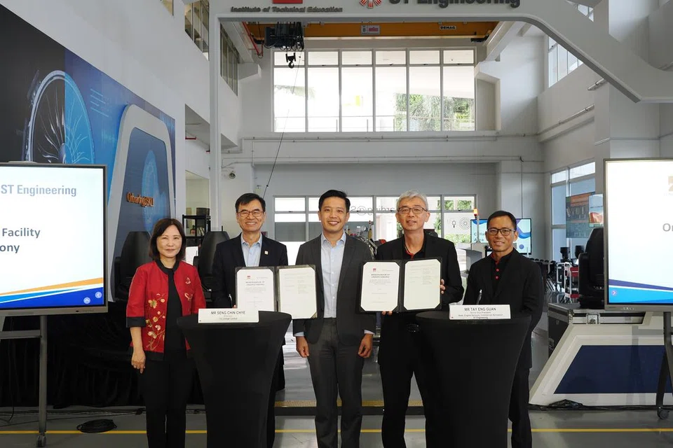 Satu Memorandum Persefahaman telah ditandatangani oleh Pengetua, ITE College Central Encik Seng Chin Chye (dua dari kiri),  dan Ketua Perkhidmatan Enjin, ST Engineering Encik Tay Eng Guan (dua dari kanan). Majlis menandatangani MoU ini telah disaksikan oleh Menteri Negara (Perdagangan dan Perusahaan merangkap Kebudayaan, Masyarakat dan Belia), Encik Alvin Tan, Ketua Pegawai Eksekutif ITE Cik  Low Khah Gek (kiri),  dan Presiden Aeroangkasa Komersial, ST Engineering, Encik Jeffrey Lam (kanan). 
