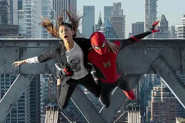 BAK 'ROLLER-COASTER' EMOSI: Filem 'Spider-Man: No Way Home' yang dijayakan Tom Holland (kanan) dan Zendaya bukan lagi fokus pada babak aksi adiwira lelabah tetapi menyelongkar emosi dan dilema sang hero apabila identitinya terbongkar. - Foto SONY PICTURES