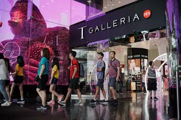 TINDAKAN DIBIDAS: DFS berdepan kritikan ekoran pemberhentian mendadak pekerjanya minggu lalu, melibatkan kakitangan di Lapangan Terbang Changi dan kedai T Galleria, juga pusat khidmat yang dikongsi di Chai Chee. - Foto BH oleh ONG WEE KIAT
