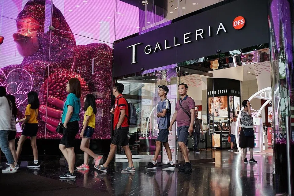 TINDAKAN DIBIDAS: DFS berdepan kritikan ekoran pemberhentian mendadak pekerjanya minggu lalu, melibatkan kakitangan di Lapangan Terbang Changi dan kedai T Galleria, juga pusat khidmat yang dikongsi di Chai Chee. - Foto BH oleh ONG WEE KIAT