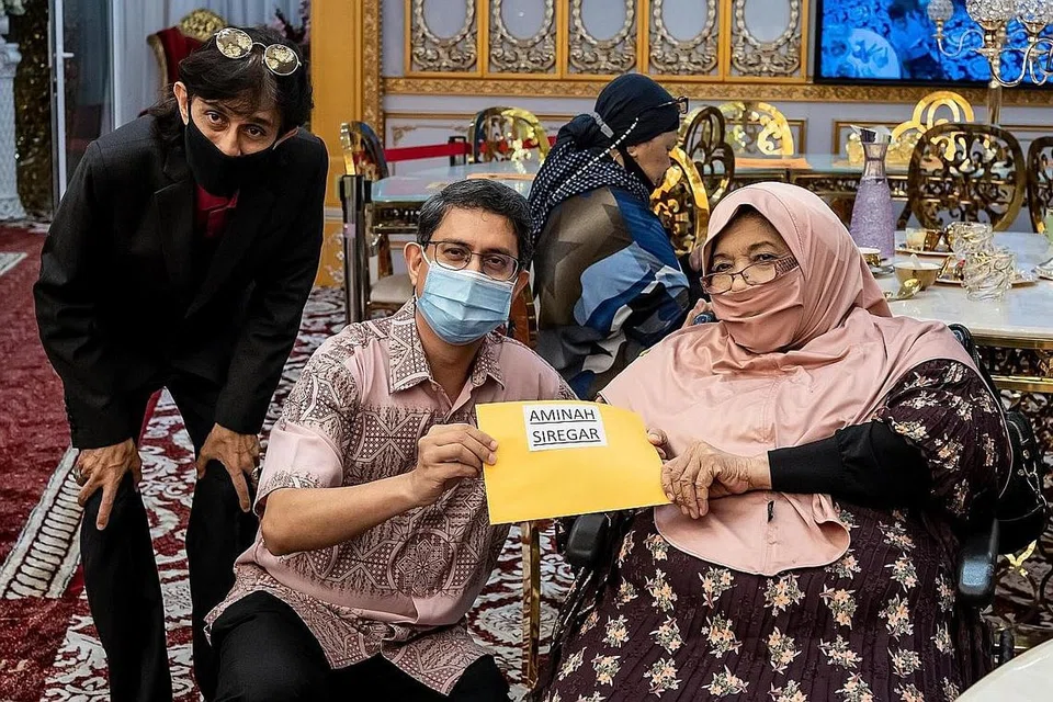 BANTUAN RINGANKAN BEBAN: Profesor Madya Dr Muhammad Faishal Ibrahim (tengah) memberi habuan $1,000 sebagai peruntukan Kempen Kami Peduli kepada mantan deejay Siti Aminah Siregar. Bersama mereka di kiri ialah pengurus Nazreen Catering, Syed Hafiz. - Foto BH oleh NUR DIYANA TAHA