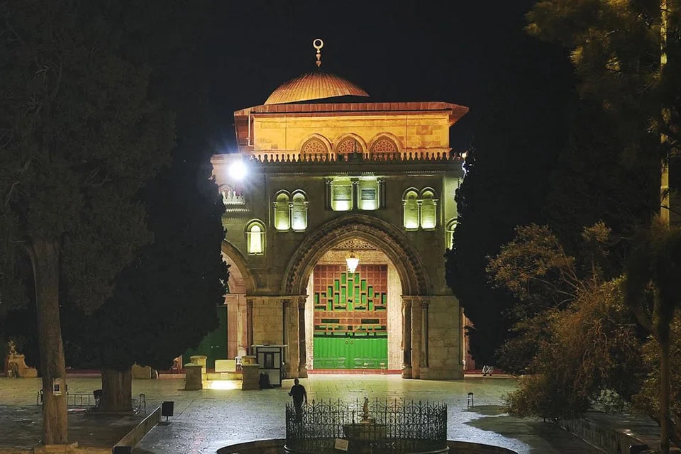 SUASANA MASJID: Gambar atas menunjukkan bangunan Masjid Al-Aqsa pada waktu malam. - Foto BH oleh HARITH MUSTAFFA 