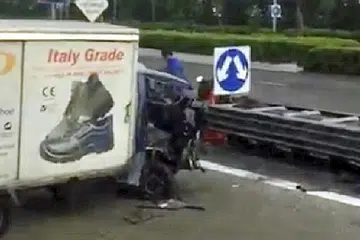 NAHAS LORI: Satu lagi kemalangan berlaku di simpang Jalan Ahmad Ibrahim dan Tuas West Drive ke arah Pusat Pemeriksaan Tuas semalam menyusuli ke tragik yang berlaku beberapa hari lalu. - Foto TWITTER