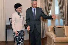 BERTEMU PERDANA MENTERI: Ketua Eksekutif Hongkong, Cik Carrie Lam, bertemu Perdana Menteri Lee Hsien Loong di Istana semalam. - Foto REUTERS