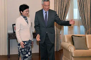 BERTEMU PERDANA MENTERI: Ketua Eksekutif Hongkong, Cik Carrie Lam, bertemu Perdana Menteri Lee Hsien Loong di Istana semalam. - Foto REUTERS