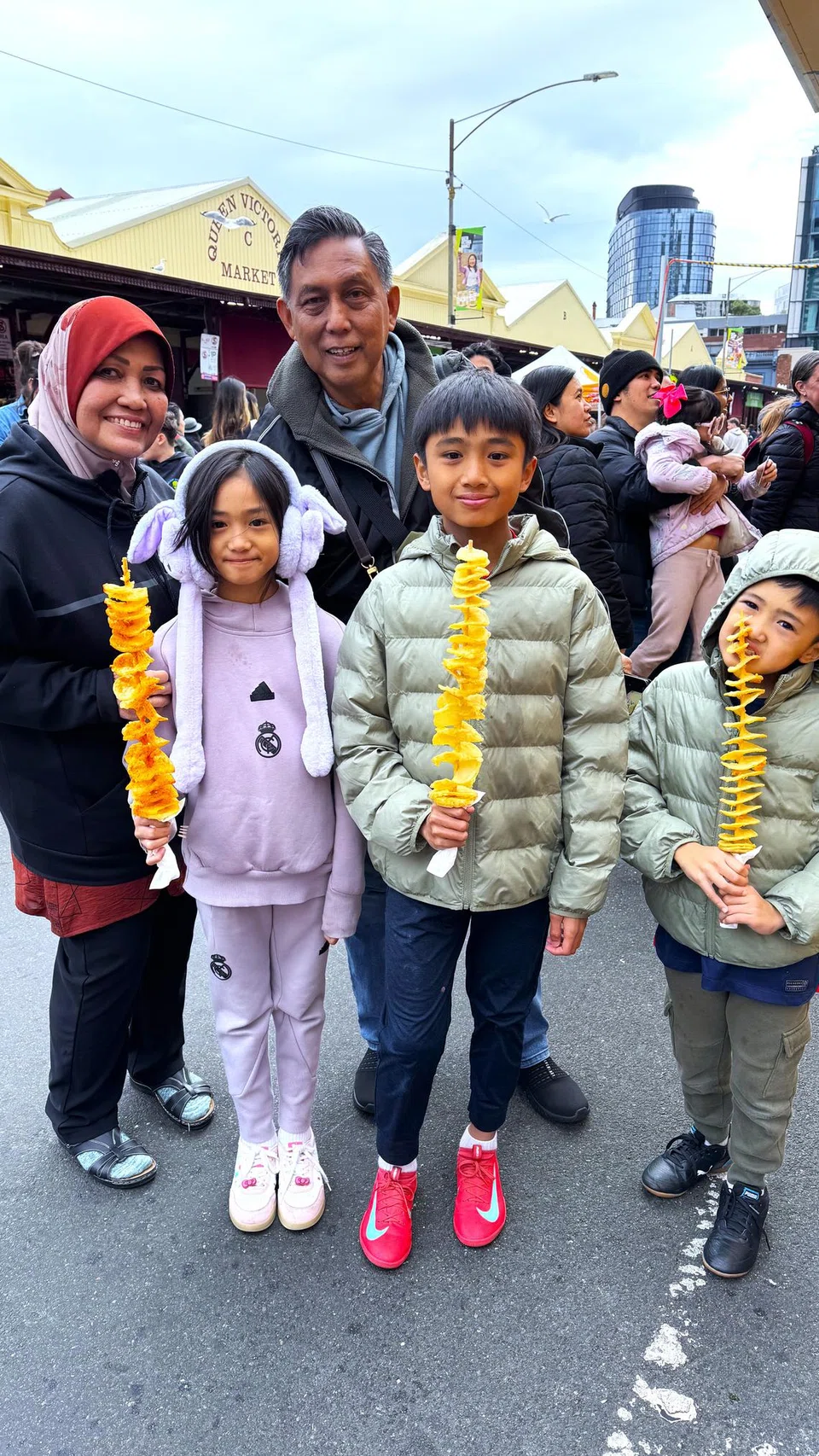Encik Sahari Sariman dan isterinya, Cik Hamimah Lazim berkunjung ke Queen Victoria Market bersama cucu-cucu mereka. 