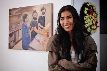 REBUT PELUANG TIMBA ILMU: Cik Sarah Nadia Aidil Tamzil menghasilkan lukisan 'Modern Membawang' dalam pameran Apad, 'Rewang', atas keinginan mengasah kemahiran seni di samping bertukar fikiran dengan pelukis mapan. - Foto-foto BH oleh KHALID BABA