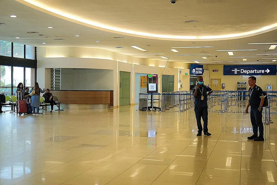 LENGANG DI TERMINAL FERI TANAH MERAH: Keadaan agak lengang semasa Berita Harian mengunjungi Terminal Feri Tanah Merah pada 21 April. - Foto BH SHAFIQ APANDI
