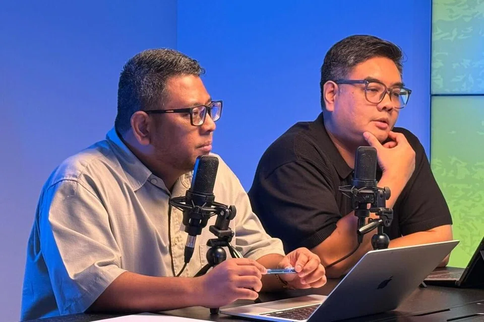 Editor Berita, Encik Nazri Hadi Saparin (kanan) dan Koresponden Berita Harian, Encik Anwar Saleh