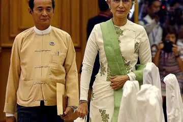 DIPERINTAH MERINGKUK EMPAT TAHUN DALAM PENJARA: Aung San Suu Kyi (kanan) dan mantan presiden Myanmar, Win Myint, dijatuhi hukuman penjara oleh mahkamah Myanmar semalam atas tuduhan menimbulkan bantahan ke atas pihak tentera dan melanggar peraturan Covid-19. - Foto EPA-EFE