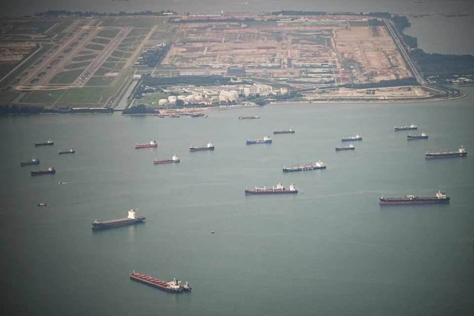 Penguasa Kelautan dan Pelabuhan Singapura (MPA) berkata kejadian tumpahan minyak di perairan Changi itu dilaporkan berlaku pada 5.40 petang dan operasi mengisi bahan api atau ‘bunkering’ kepada tangki kapal dihentikan serta-merta.