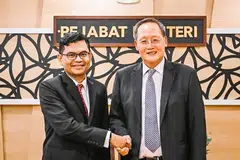 Menteri Ekonomi, Encik Akmal Nasrullah Mohd Nasir (kiri), bersama Menteri Tenaga Manusia yang juga Menteri Bertanggungjawab bagi Tenaga, Sains dan Teknologi Singapura, Dr Tan See Leng (kanan), dalam satu perjumpaan di Putrajaya.