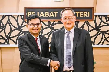 Menteri Ekonomi, Encik Akmal Nasrullah Mohd Nasir (kiri), bersama Menteri Tenaga Manusia yang juga Menteri Bertanggungjawab bagi Tenaga, Sains dan Teknologi Singapura, Dr Tan See Leng (kanan), dalam satu perjumpaan di Putrajaya.