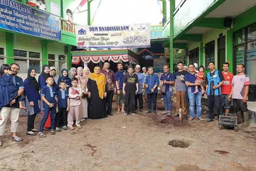 TURUN PADANG SEBELUM PANDEMIK COVID-19: Pihak Madrasah Al- Ma'arif Al-Islamiah berkunjung ke Pesantren Baabussalaam di Kopo, Bandung, Indonesia, menyaksikan upacara ibadah korban sebelum pandemik Covid-19. Tahun ini, pihak madrasah akan menyaksikan upacara ibadah korban melalui wadah Zoom. - Foto MADRASAH AL-MA'ARIF AL-ISLAMIAH