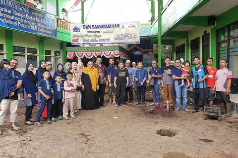 TURUN PADANG SEBELUM PANDEMIK COVID-19: Pihak Madrasah Al- Ma'arif Al-Islamiah berkunjung ke Pesantren Baabussalaam di Kopo, Bandung, Indonesia, menyaksikan upacara ibadah korban sebelum pandemik Covid-19. Tahun ini, pihak madrasah akan menyaksikan upacara ibadah korban melalui wadah Zoom. - Foto MADRASAH AL-MA'ARIF AL-ISLAMIAH