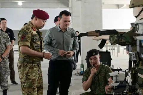 Putera Mahkota Brunei yang juga Menteri Kanan di Pejabat Perdana Menteri, Putera Al-Muhtadee  Billah (kiri), melakukan lawatan rasmi ke Safti City bersama Pemangku Menteri Bertanggungjawab bagi Ehwal Masyarakat Islam merangkap Menteri Negara Kanan (Pertahanan), Encik Zaqy Mohamad (dua dari kiri), pada 30 September.