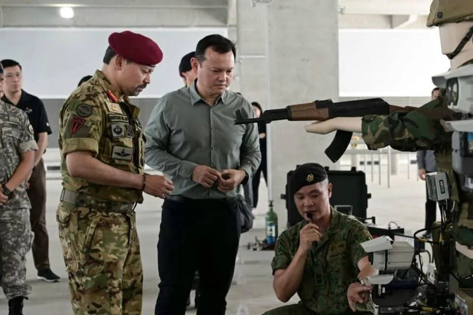 Putera Mahkota Brunei yang juga Menteri Kanan di Pejabat Perdana Menteri, Putera Al-Muhtadee  Billah (kiri), melakukan lawatan rasmi ke Safti City bersama Pemangku Menteri Bertanggungjawab bagi Ehwal Masyarakat Islam merangkap Menteri Negara Kanan (Pertahanan), Encik Zaqy Mohamad (dua dari kiri), pada 30 September.