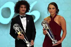 TERBAIK DI ASIA: Pemain kelab UAE Al Ain, Omar Abdulrahman, dan ratu bola sepak Australia, Caitlin Ford, merangkul anugerah tertinggi Gabungan Bola Sepak Asia (AFC) kelmarin. - Foto AFP
