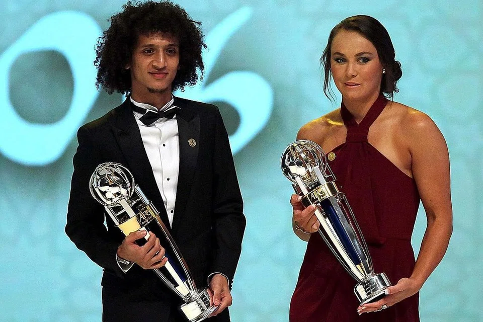 TERBAIK DI ASIA: Pemain kelab UAE Al Ain, Omar Abdulrahman, dan ratu bola sepak Australia, Caitlin Ford, merangkul anugerah tertinggi Gabungan Bola Sepak Asia (AFC) kelmarin. - Foto AFP