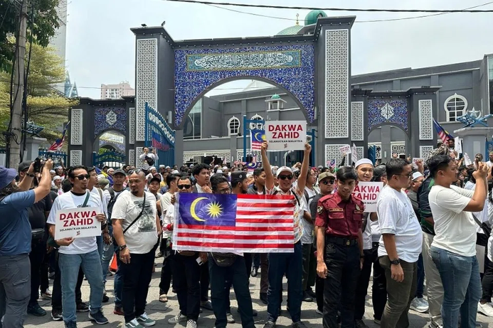 HIMPUNAN PEMBANGKANG: Ratusan orang, kebanyakan lelaki muda berhimpun di luar Masjid Jamek di Kampung Baru untuk menyuarakan rasa kurang puas hati dengan kerajaan. 