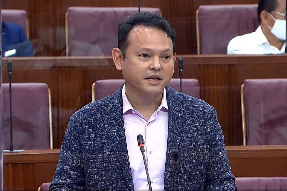 (Atas) Encik Zaqy jelaskan perbezaan utama di antara PWM dan gaji minimum universal ialah PWM adalah berbeza-beza kadarnya bagi sektor. - Foto GOV.SG